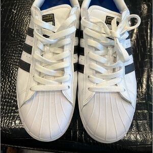 Adidas shell top black-and-white size 9 1/2